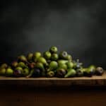 Bodegón artístico de higos verdes y negros sobre tabla de madera. Fotografía de Jaime Mugaburu
