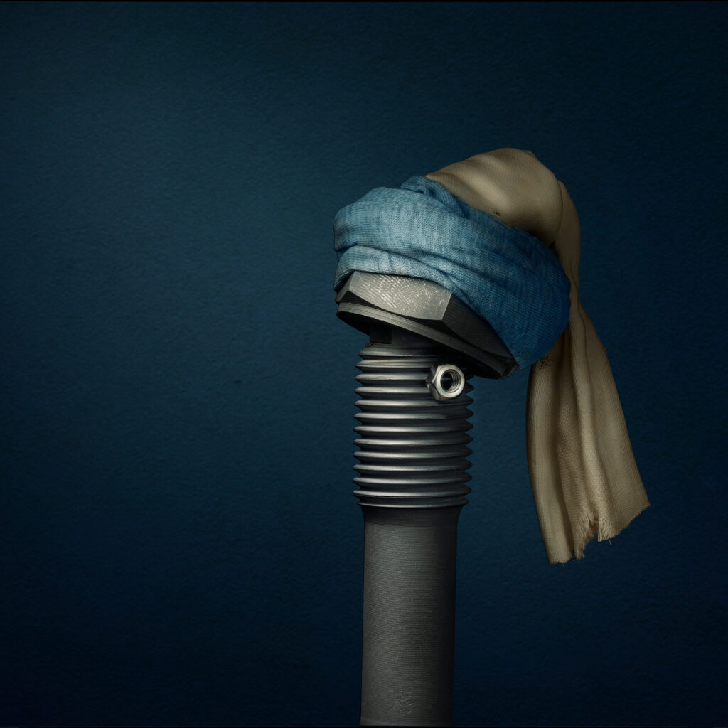 Reinterpretación de La Joven de la Perla de Vermeer con tornillo industrial con turbante de tela azul y dorada
