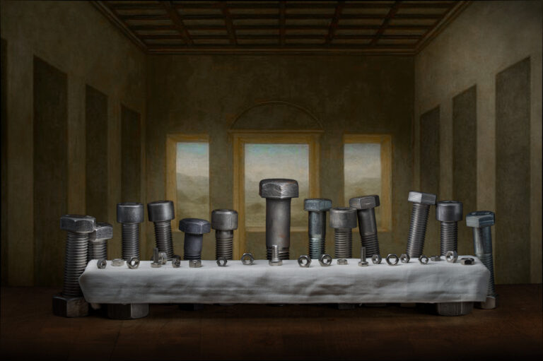 Reinterpretación de La Última Cena de Leonardo da Vinci con tornillos y tuercas sobre mantel blanco
