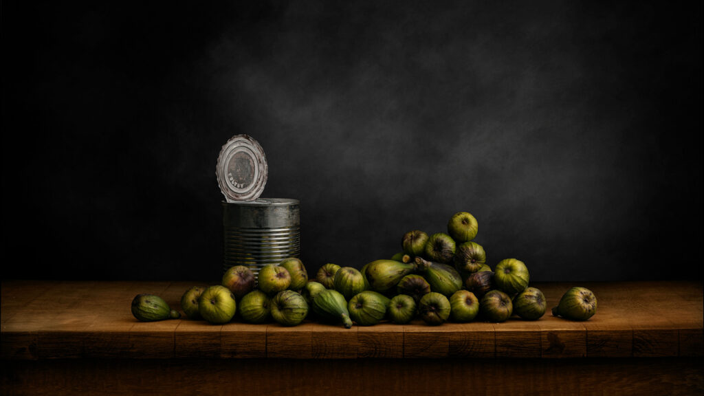 Bodegón artístico con iluminación tenue y composición minimalista