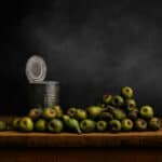 Bodegón artístico con iluminación tenue y composición minimalista